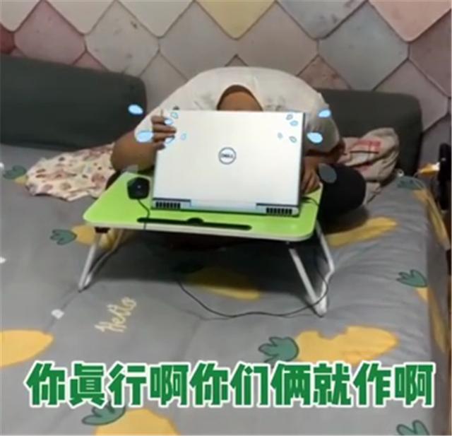 超级宝妈▲“最省事宝爸”带娃,拿马桶盖给孩子当饭桌,网友:等着跪键盘吧
