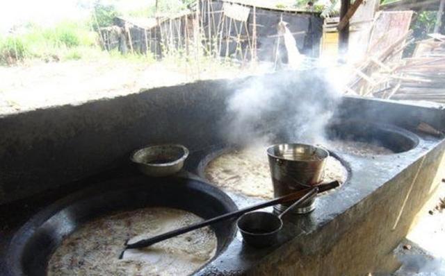 男孩胃里发现一团“胶”，父母眼中的好零食，制作环境堪比垃圾场