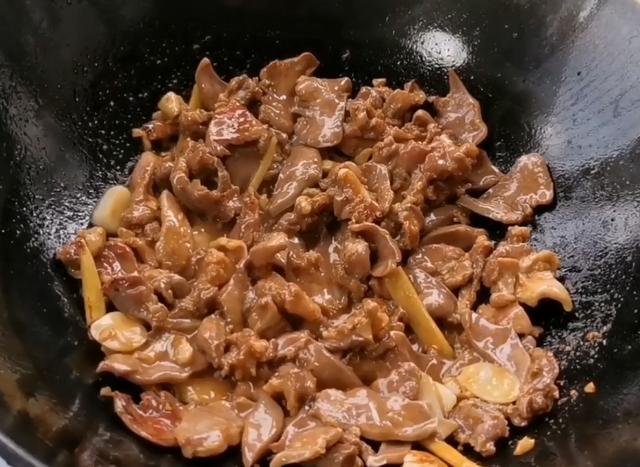 猪舌怎么做好吃？试试这种广式做法，香脆爽口，下饭又下酒