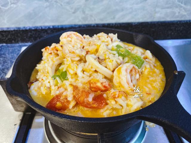 入冬了，天冷就要吃点热乎的，这样的一锅海鲜饭，营养好吃又暖胃