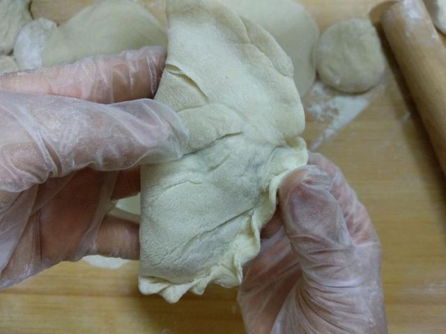 这样做的韭菜盒子，薄皮大馅，咬一口满嘴香，越吃越上瘾