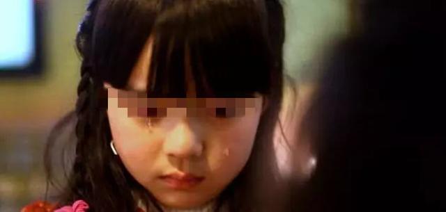 【你的育儿经】孩子走路扭屁股，爸爸质问原因，脱去裤子后宝爸生气又心疼