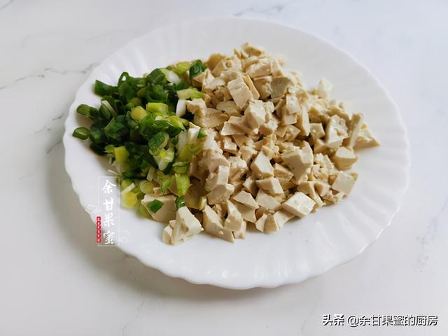 香菇肉末豆腐丸子，蒸一蒸上桌，清淡可口，做法也简单