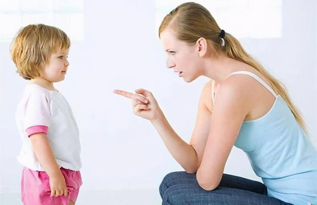 当孩子在学校里被欺负，父母做法很关键，不仅仅要告诉孩子打回去