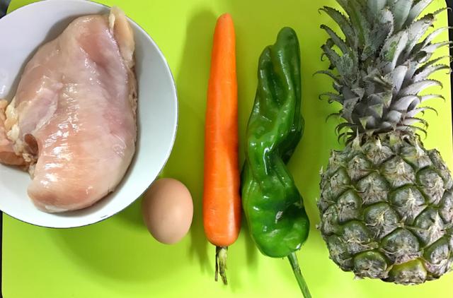 酸甜可口的菠萝咕咾肉，自己在家做，大人小孩都爱吃