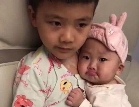 「超级宝妈」妹妹被宝爸训斥后，满脸委屈找哥哥求安慰，网友：你换成姐弟试试