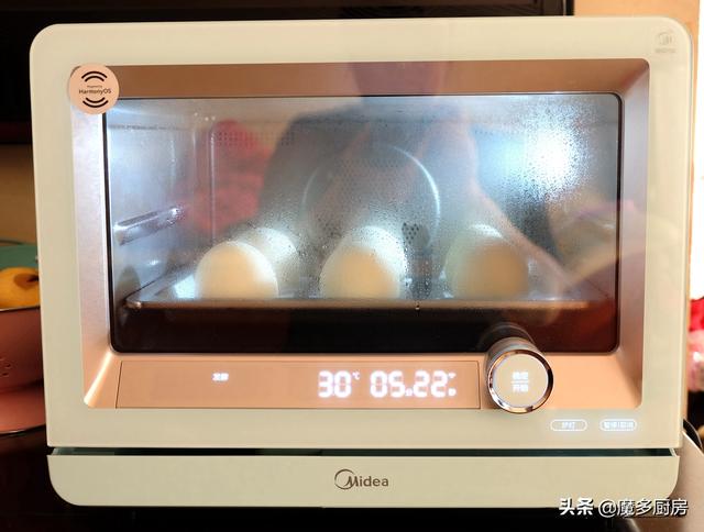 太香了，刚出炉的一盘大馒头，外焦里嫩，孩子们说比蒸的更好吃