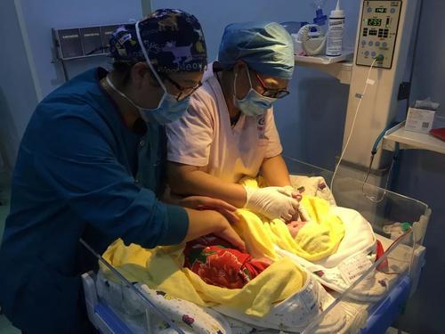你的育儿经@27岁产妇剩下龙凤胎后，刚准备缝合却忙喊“停下”，医生当场愣住