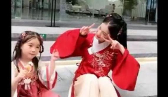 『超级宝妈』为什么孩子喜欢被小姨带？相比受宠，“受虐”是孩子更期待的童年