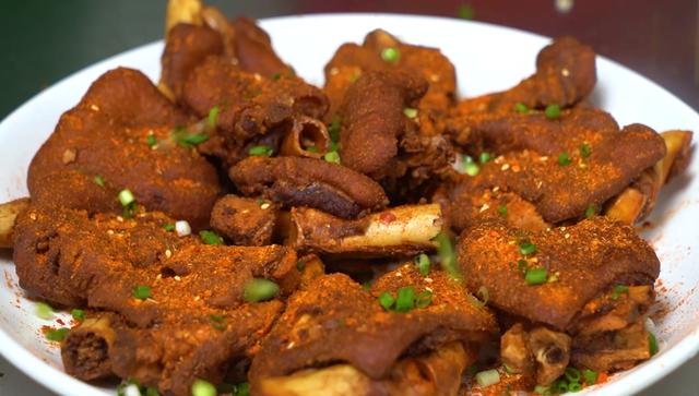 麻辣脆皮猪蹄，先卤后炸，外酥里嫩，学会的都可以摆摊创业了