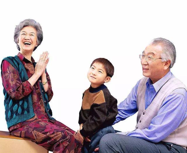『超级宝妈』两个48岁女人在小区溜娃，一个奶奶一个妈妈，外表差距一言难尽