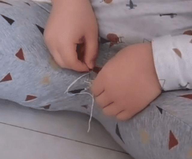 你的育儿经：“勤俭宝宝走红”，自己动手缝裤子手法娴熟，网友调侃：太抠门