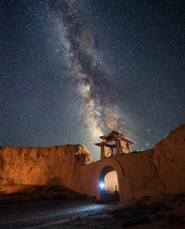 「你的育儿经」书架上的最美中国纪录片《这里是中国》，每一页都震撼人心