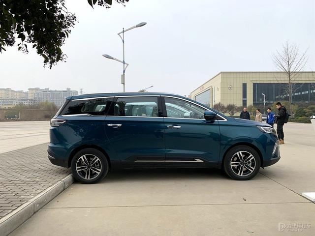 纯电MPV+小型SUV 大运两款新车亮相