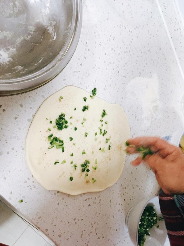 蒸花卷时葱花变色？教你1个小妙招，让你的花卷春意盎然