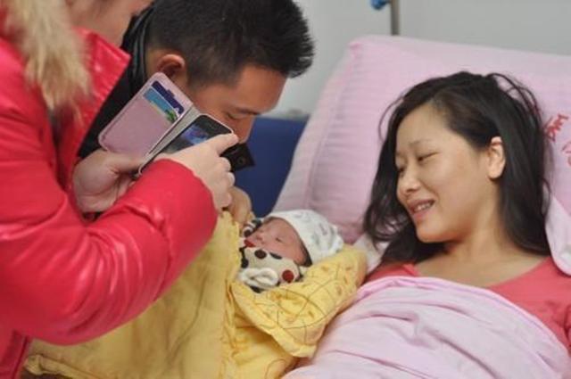 「超级宝妈」为什么宝宝刚出生就能认出亲妈？看完3个原因，感到很暖心