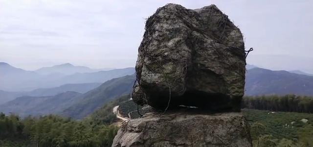 【旅行百事通】网友看牛山:巨石卧立,如台似墙,一步一景,处处都有传奇