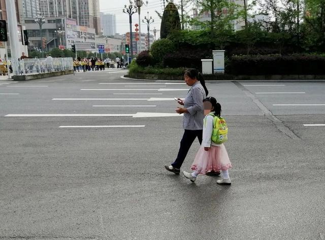 亲亲一家人|【曝光台】家长，您好！请不要把您的不文明行为传染给孩子