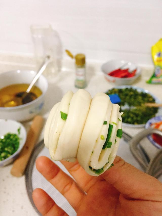 蒸花卷时葱花变色？教你1个小妙招，让你的花卷春意盎然