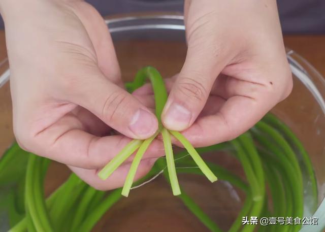 居家分享蒜薹的凉拌新吃法，鲜辣味美又营养，家人爱吃的凉拌菜