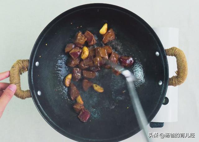 牛肉这样做太好吃，搭配杏鲍菇一起炒，外焦里嫩又鲜香，真解馋