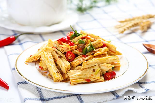 凉拌腐竹，口感软嫩超入味，做法简单的家常菜，少油的低脂美食