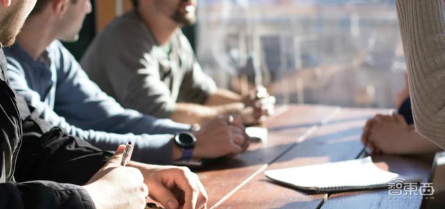 开会玩手机？微软新发明AI会议评分体系让你无处可藏