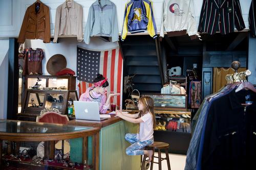 美国|新华财经｜美国1月份零售销售额强劲反弹