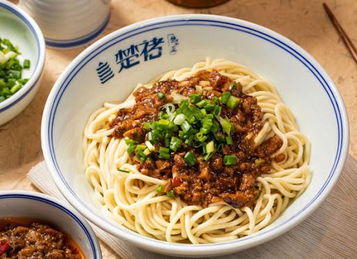 这家做武汉特色小吃的初创餐饮连锁，想靠热干面在上海立足