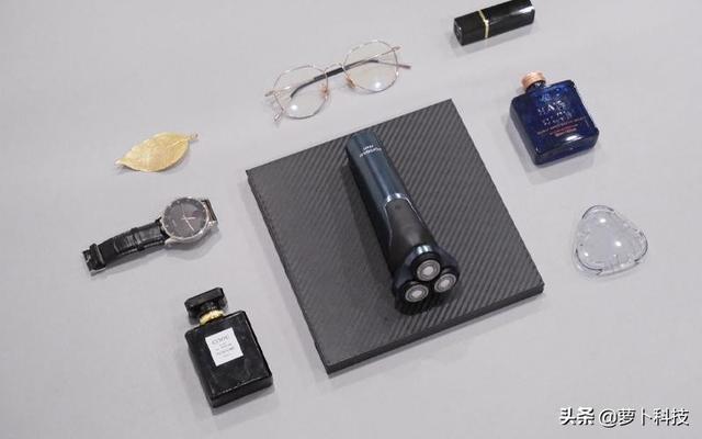 片刻提升型男属性，用飞科FS901剃须刀一刮即净