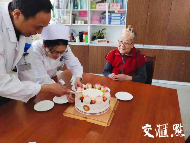 不已|暖心故事丨当春节遇上80大寿，老人在医院里的别样生日会