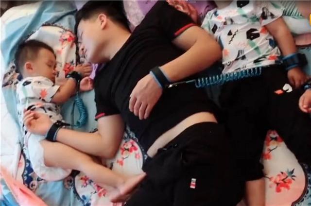 老鹰捉小鸡|娃刚睡着就被“转移”，父母动作太过真实，网友：亲生的孩子？