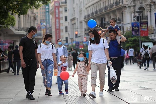 超级宝妈|逛街购物，“全家行动”过“六一”| 晨镜头