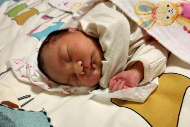 【你的育儿经】“我家宝宝累了就睡”,朋友看出不对劲,送医检查后:发育迟缓