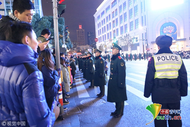 跨年夜上海南京路外滩人潮汹涌武警战士站人墙保安全
