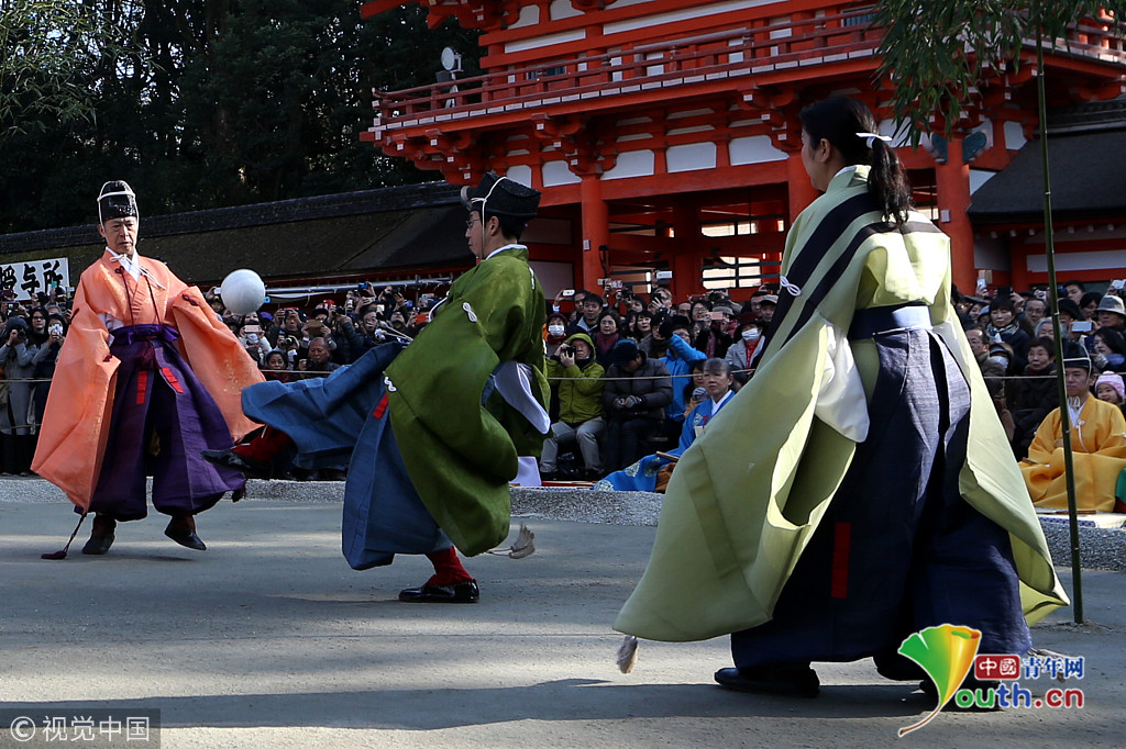 日本京都神社举办新年蹴鞠表演