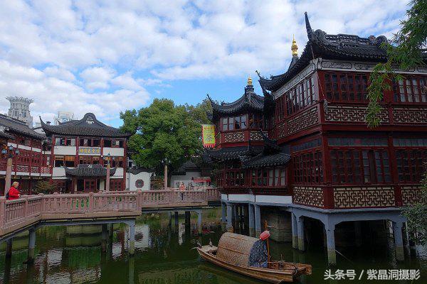上海的城隍庙已成为上海著名的旅游景点,这就是九曲桥.