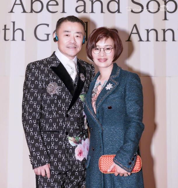 周立波未受案件影响 携妻贺友邻金婚顺便秀了一把恩爱