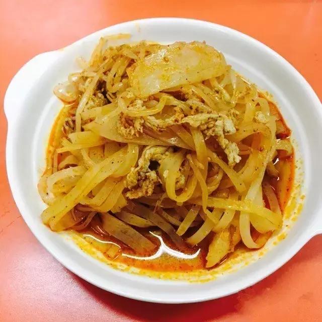 从上小学开始就吃他家的擀面皮.皮子精道,芝麻辣椒香味十足.