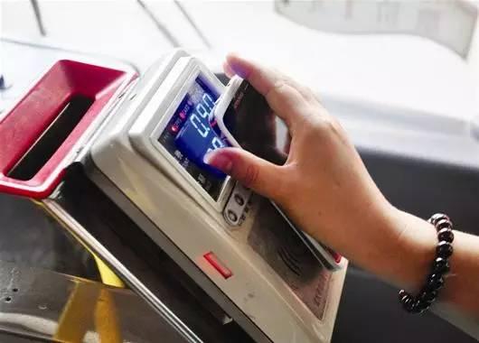 小心了!用苹果手机刷卡乘公交 操作不当会多扣钱