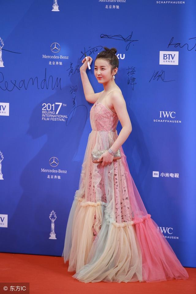 张子枫一席纱裙亮相某活动,网友:这才是她该有的颜色!