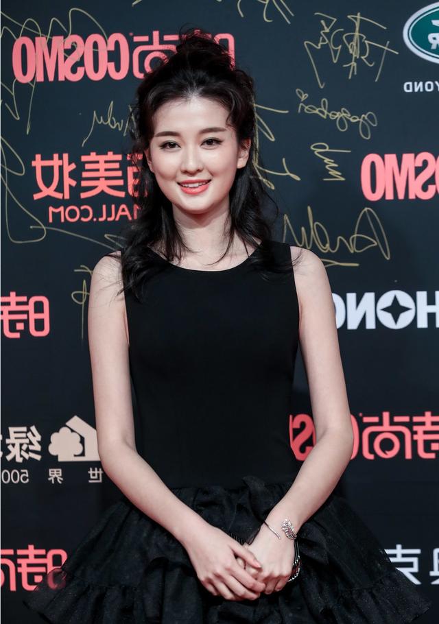 乔欣出席活动现场,妆容复古 网友说:这样的乔欣太美了!