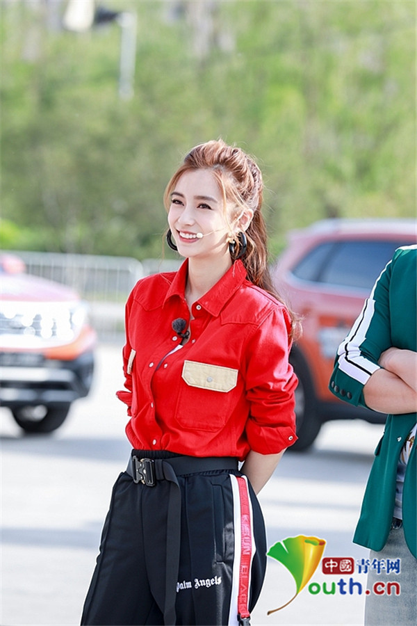 angelababy着红衣俏丽耀眼 回眸一笑明朗少女感