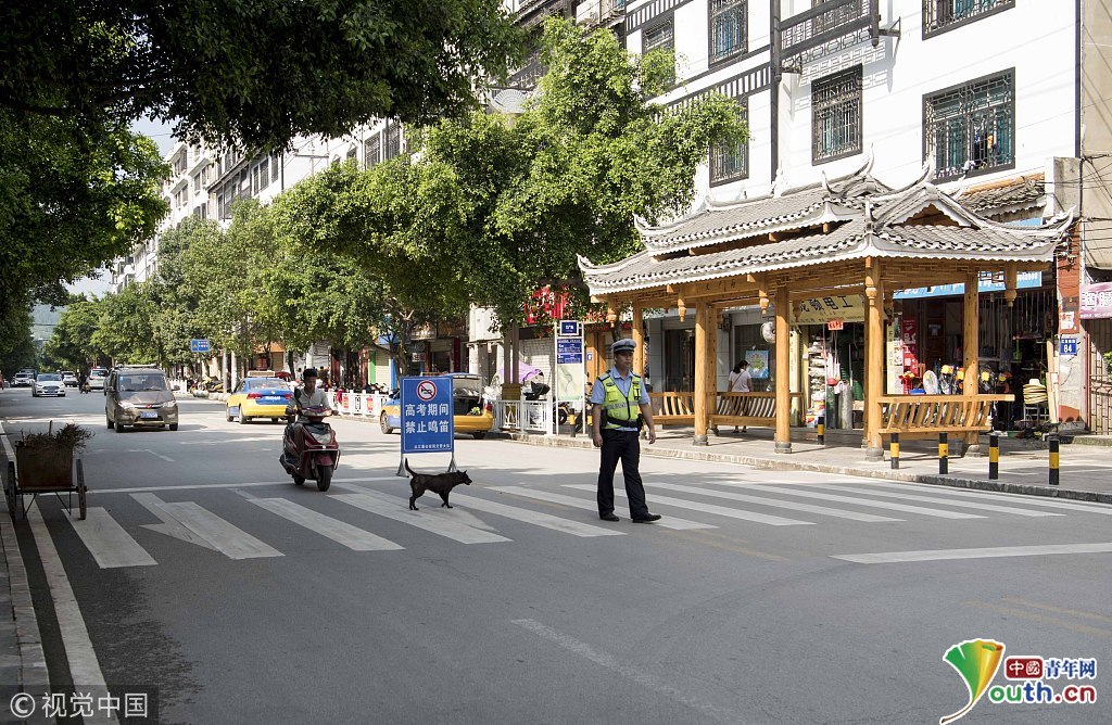 贵州黔东南:高考首日视频监控考场秩序井然