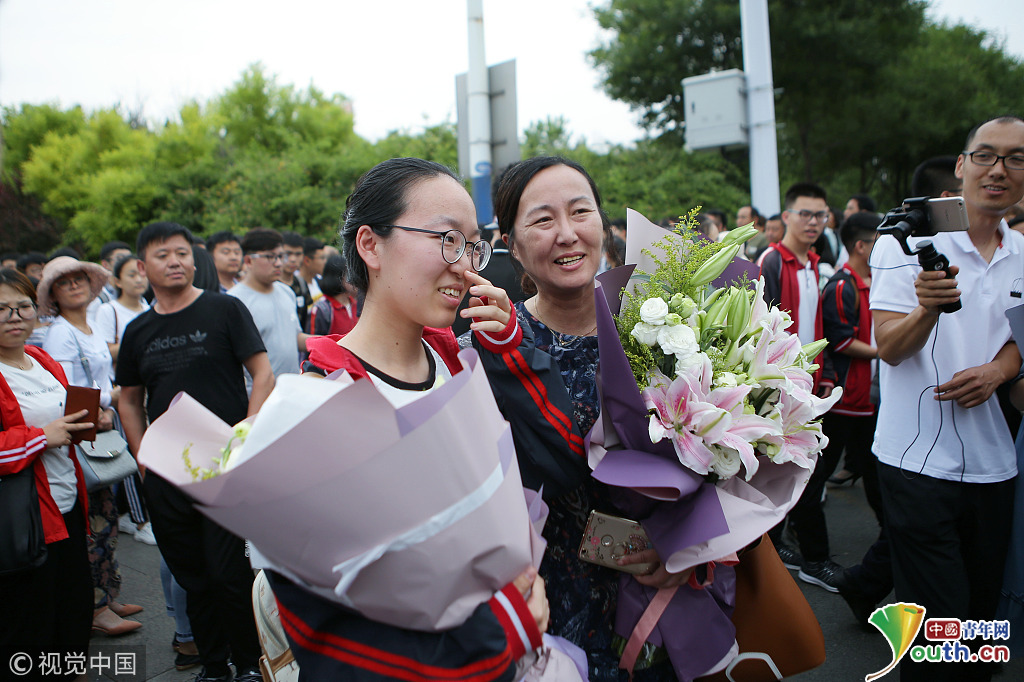 2018高考:山东滨州二胎娃提前感受高考气氛 