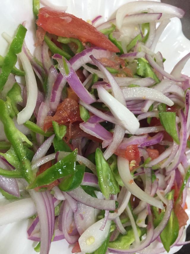 新疆餐馆必备的一道凉菜:皮辣红