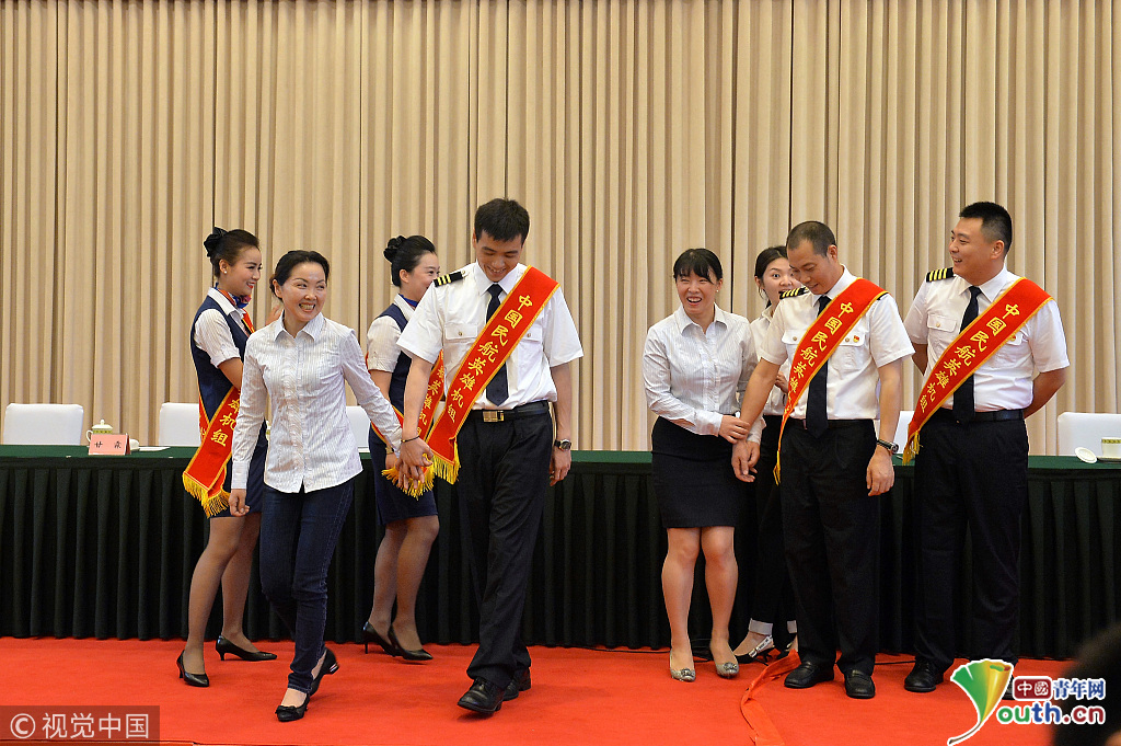 成都:川航3U8633航班机组被授予中国民航英