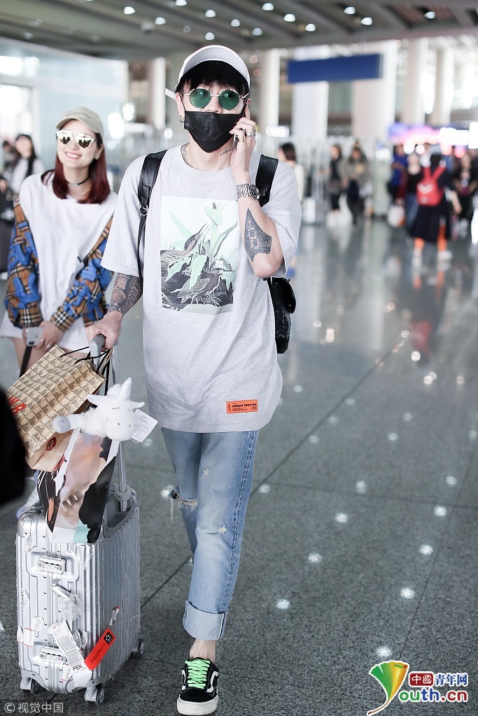 杨文昊街拍:heron preston印花t恤vans球鞋 清爽街头范