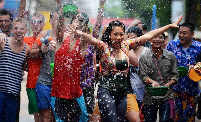 中国最美的邻国,当地人使用中国微信,看到中国游客格外热情!