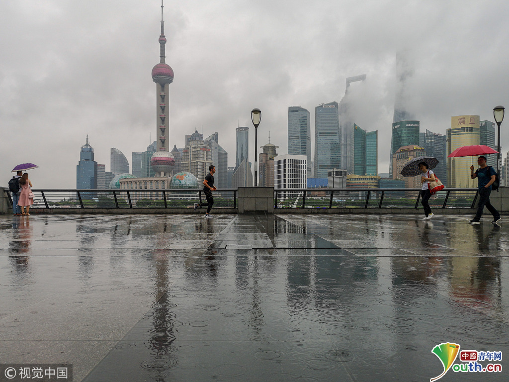 上海入梅迎大雨 外滩雨雾缭绕景色旖旎
